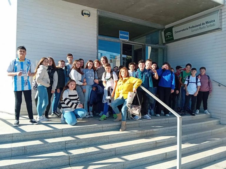 Alumnado y la profesora Lola Aguilar en el teatro de Veinte mil leguas de viaje submarino 2025